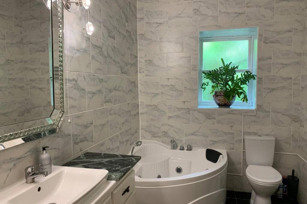 Luxurious Apartment In Historic Mansion - Sleeps 7 Ladock エクステリア 写真